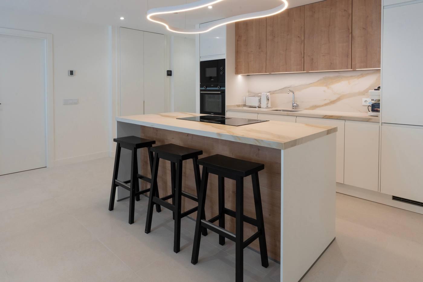 Cocina con isla y electrodomésticos Siemens